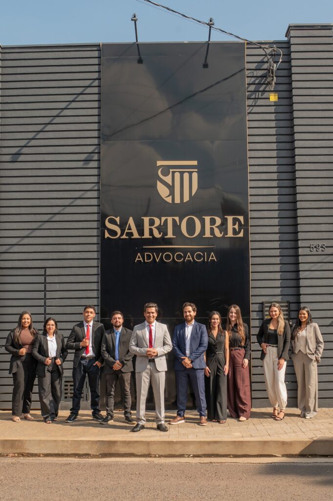 Equipe Sartore Advocacia em frente ao escritório em Birigui-SP